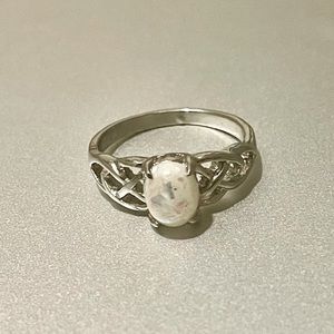 Opalescent Ring 💍 - Sz 7